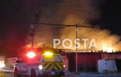 Incendio en tejabanes se extiende hasta bodega de tarimas en Santa Catarina