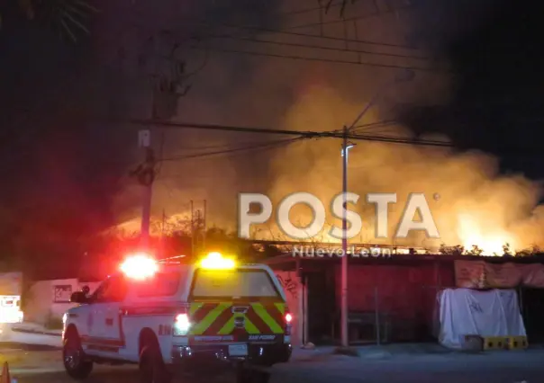 Incendio en tejabanes se extiende hasta bodega de tarimas en Santa Catarina