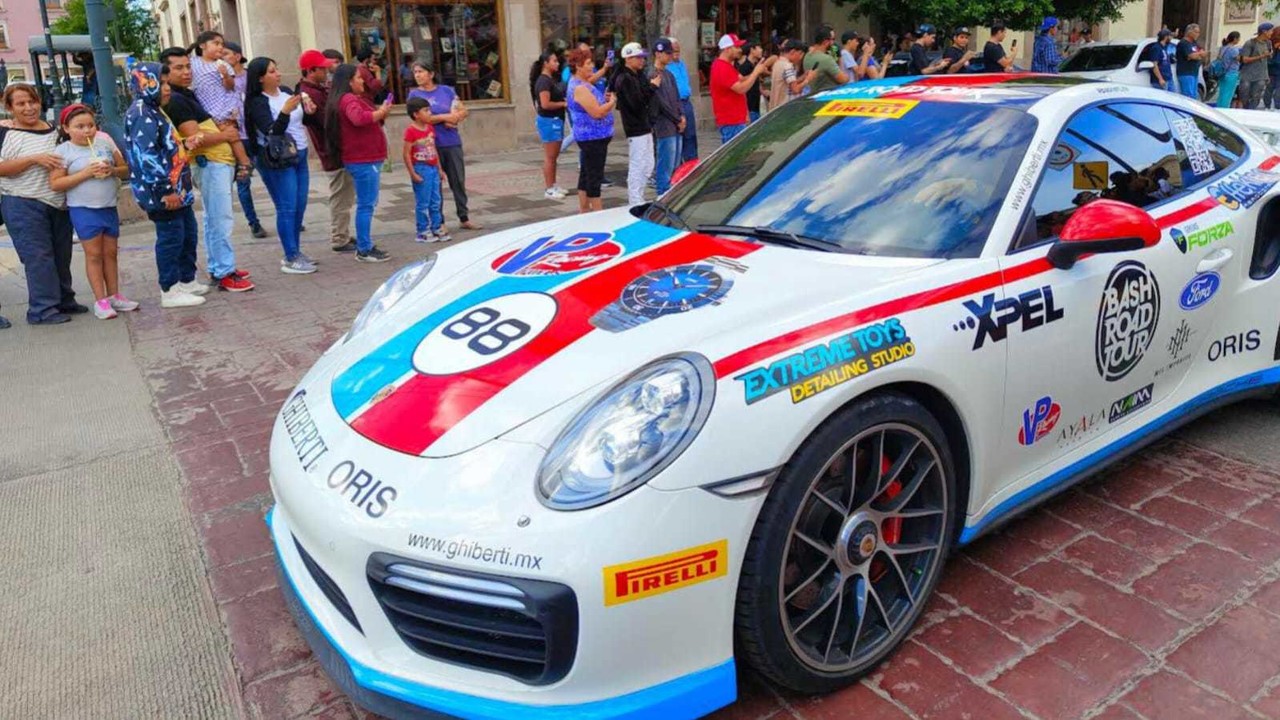 Autos de lujo engalanan las calles de Durango en su 461 aniversario