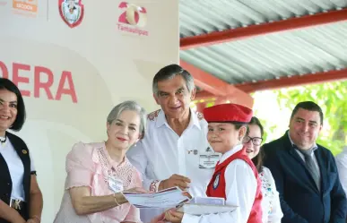 Apadrinan Américo y María a estudiantes de Xicoténcatl