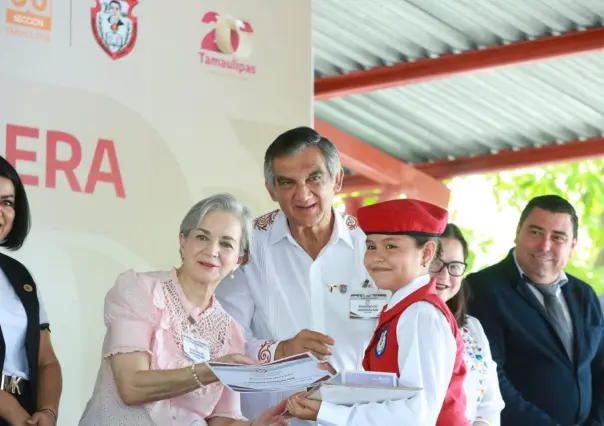 Apadrinan Américo y María a estudiantes de Xicoténcatl