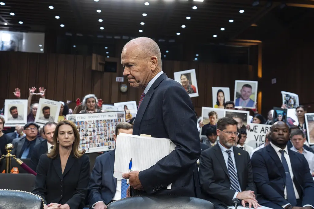 En una sala con manifestantes entre el público, el director general de Boeing, Dave Calhoun, llega al subcomité del Senado para responder a preguntas sobre problemas en la firma aeroespacial. (AP Foto/J. Scott Applewhite, Archivo)