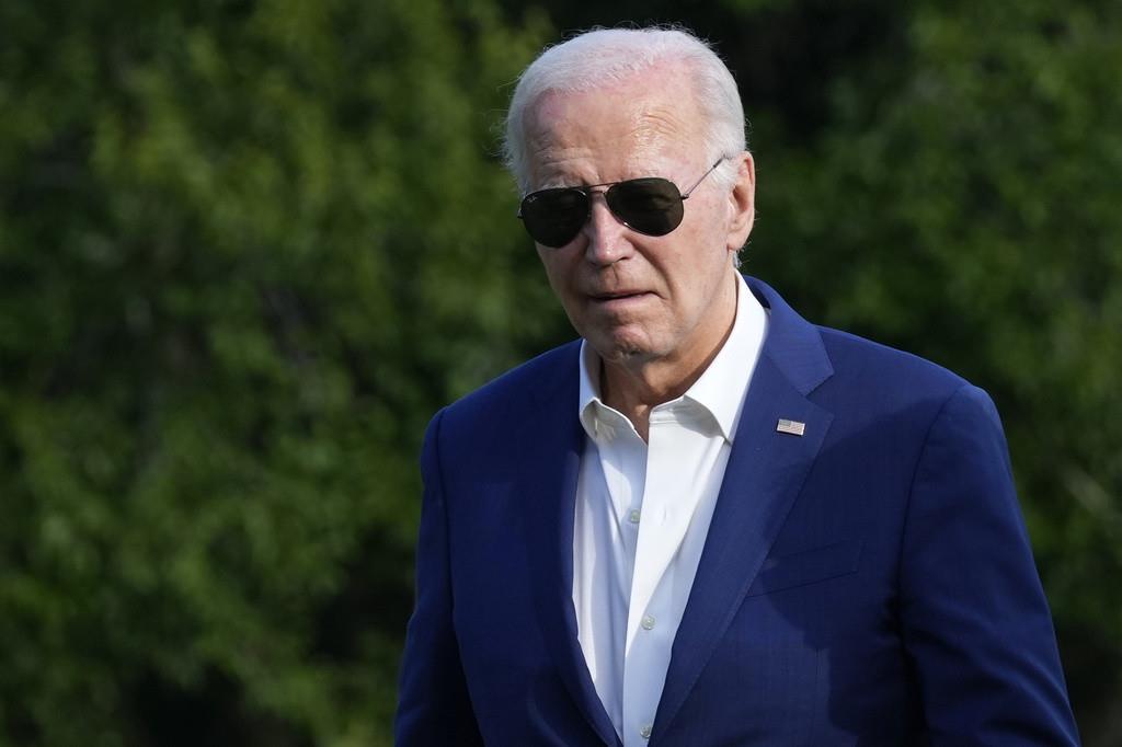 El presidente Joe Biden camina por el jardín sur de la Casa Blanca en Washington, el domingo 7 de julio de 2024, después de regresar de un viaje a Pensilvania. (Foto AP/Susan Walsh).