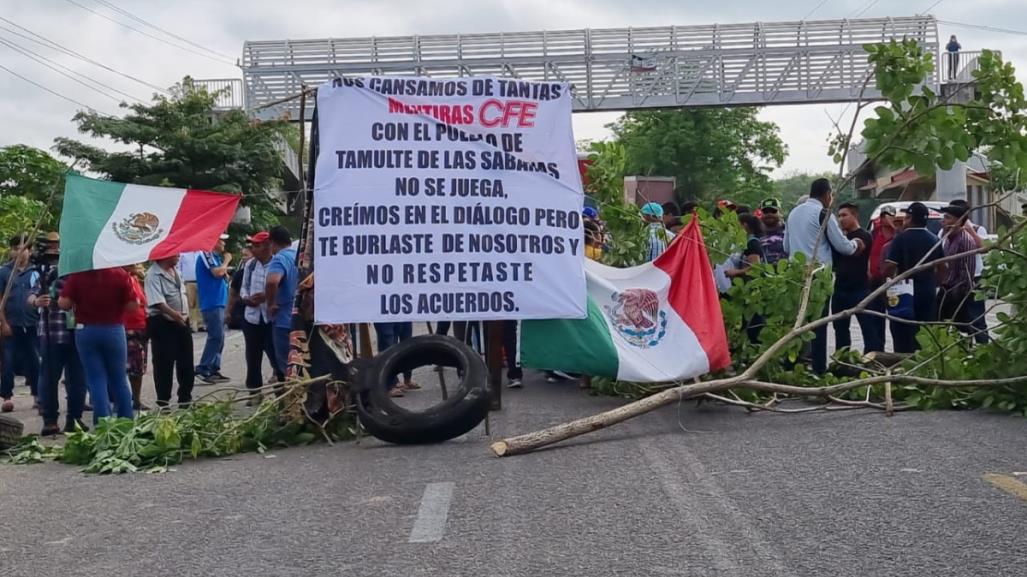 Bloquean carretera federal Villahermosa-Frontera por falta de electricidad