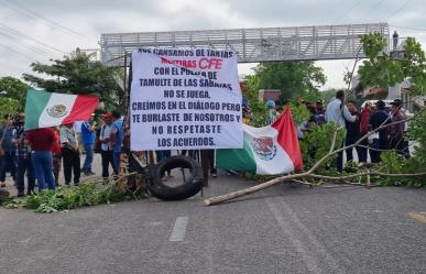 Bloquean carretera federal Villahermosa-Frontera por falta de electricidad