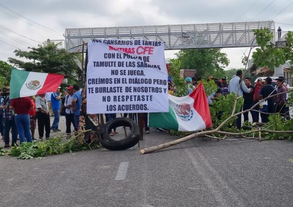 Bloquean carretera federal Villahermosa-Frontera por falta de electricidad