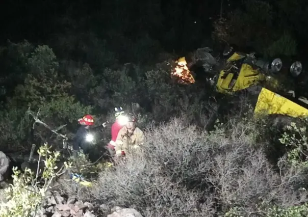 Trailero fallece en Santiago Papasquiaro al volcar a un voladero