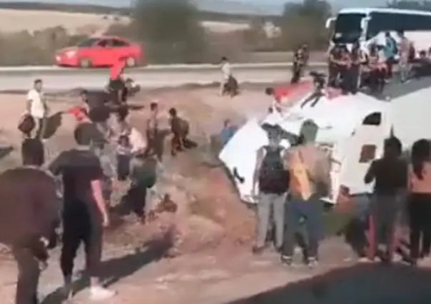 Vuelca tráiler con migrantes en Nogales; hay 14 personas heridas y tres muertos