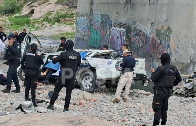 Mueren dos policías tras caer patrulla al río Pesquería