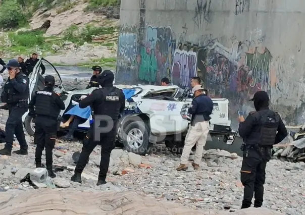 Mueren dos policías tras caer patrulla al río Pesquería