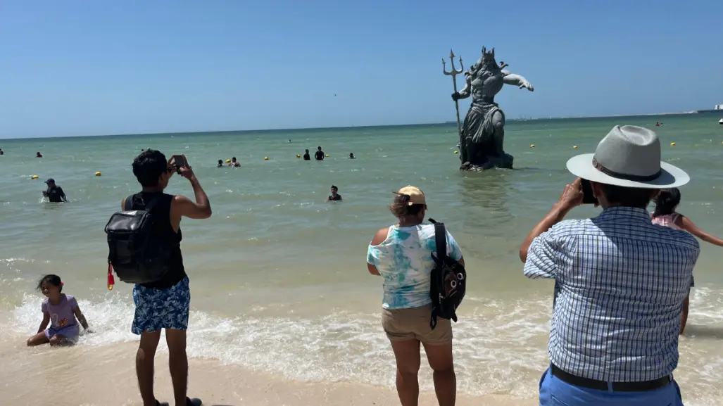 Poseidón recibe a los visitantes en el Puerto de Progreso