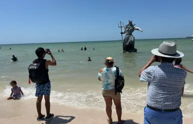 Poseidón recibe a los visitantes en el Puerto de Progreso