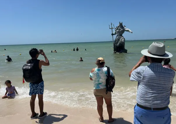 Poseidón recibe a los visitantes en el Puerto de Progreso