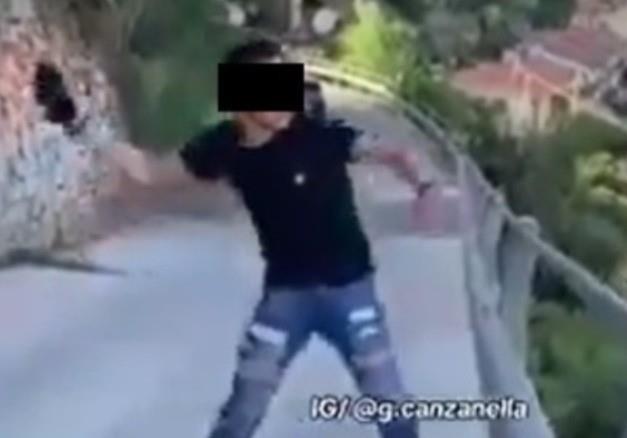 El joven fue captado en video lanzando al gato hacía el agua. Foto: TikTok.