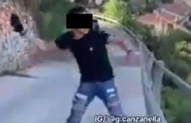 ¡Indignante! Joven lanza a gato por un puente en Italia