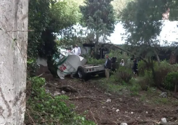 Vuela pipa y cae sobre vivienda en Cuajimalpa, el conductor quedó prensado