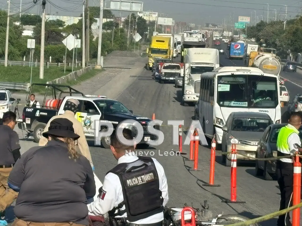 La policía de Apodaca atendiendo al motociclista que sufrió el accidente. Foto: Raymundo Elizalde.