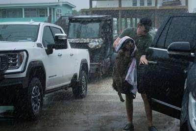 Un texano afectado por las precipitaciones ante el paso de Beryl. Foto: El Financiero.