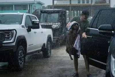 Toca tierra Beryl en Texas con vientos fuertes de 130 kilómetros