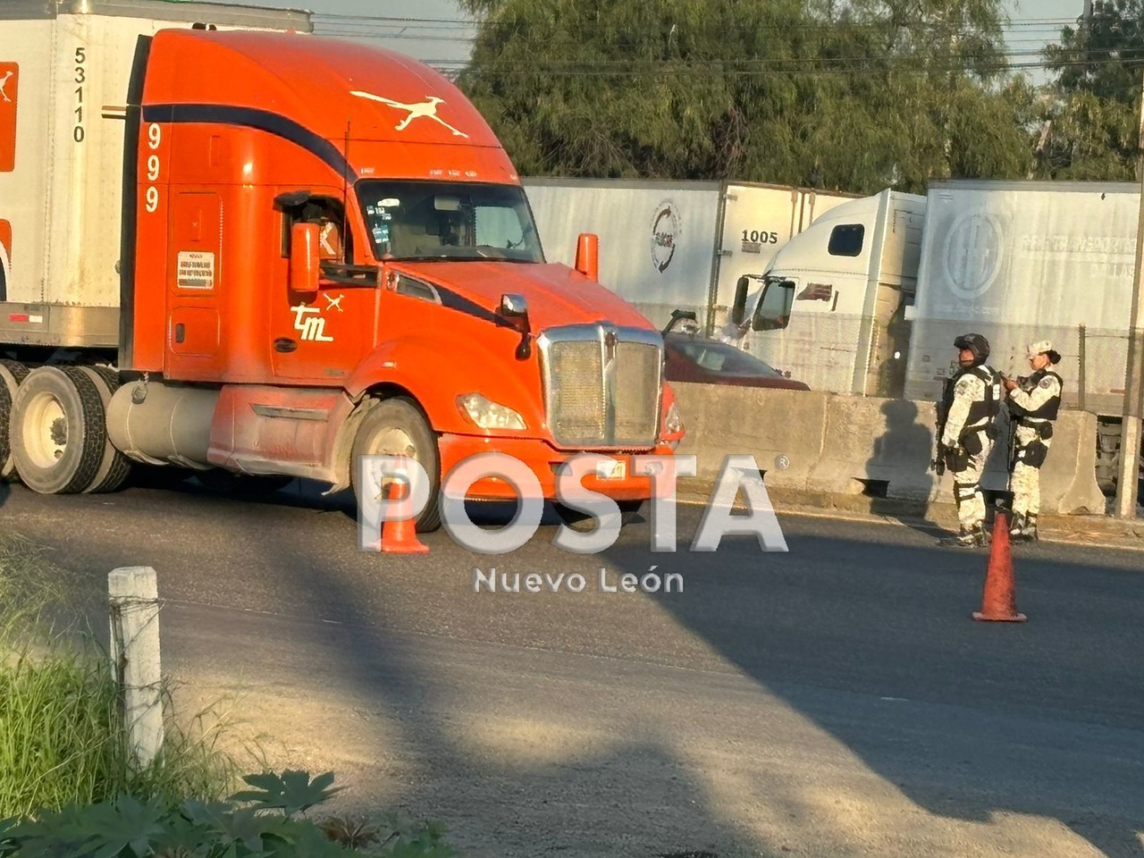 Volcadura de tráiler y hombre arrollado causa caos vial en Libramiento