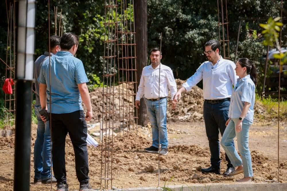 David de la Peña y su esposa  supervisaron los avances en la construcción del Centro DIF La Esperanza. Foto. Gobierno de Santiago