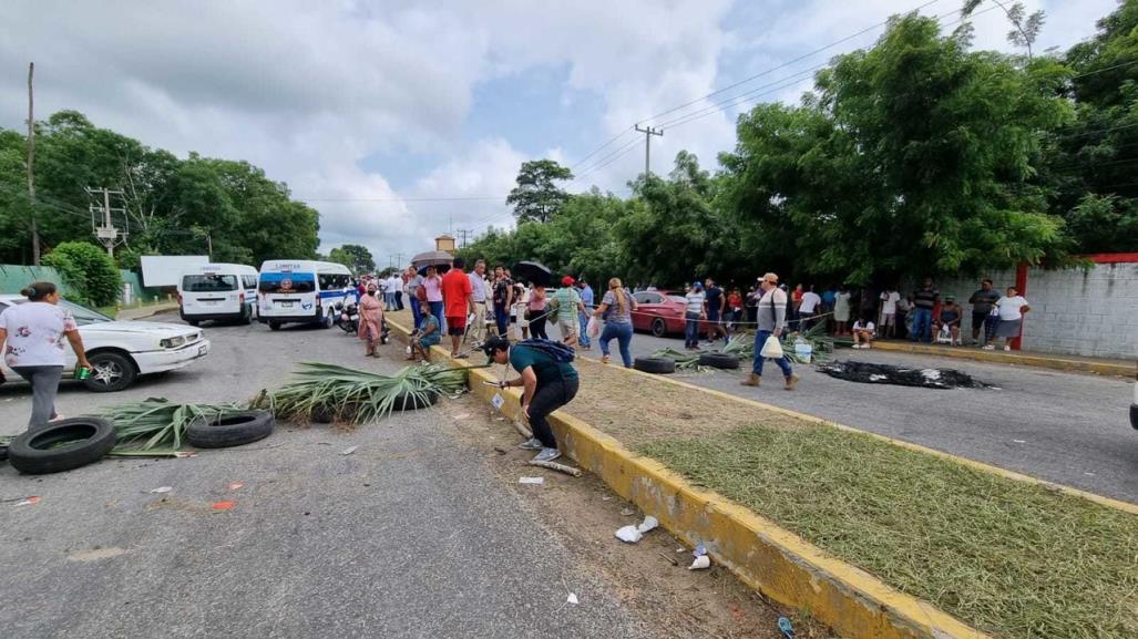 Bloquean carretera Villahermosa por contaminación industrial en Tabasco