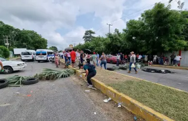 Bloquean carretera Villahermosa por contaminación industrial en Tabasco