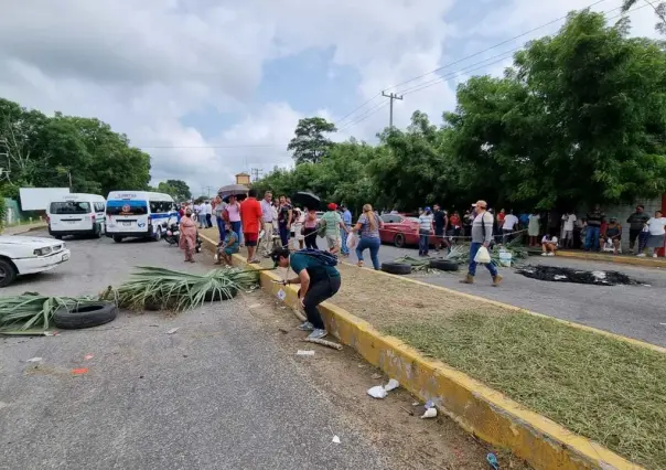 Bloquean carretera Villahermosa por contaminación industrial en Tabasco