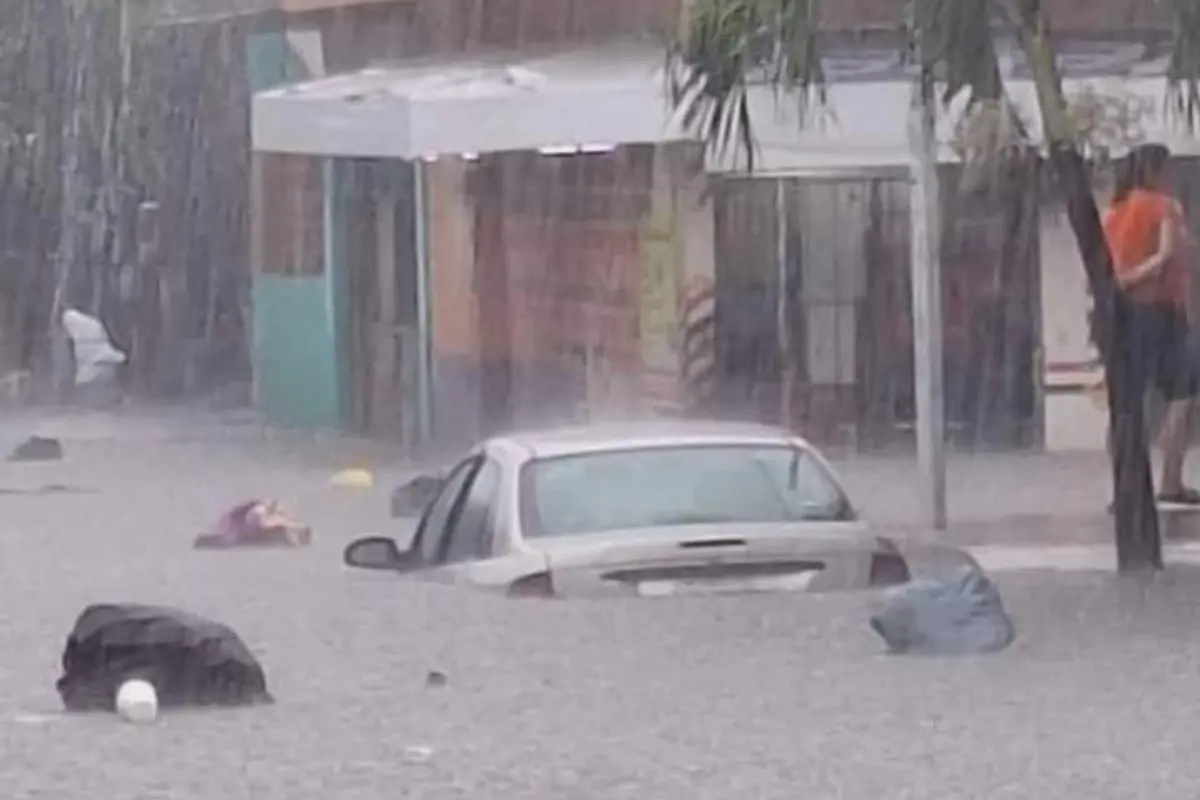 Los vehículos quedaron cubiertos por el agua Foto: X(Twitter) @cmjimenezxto