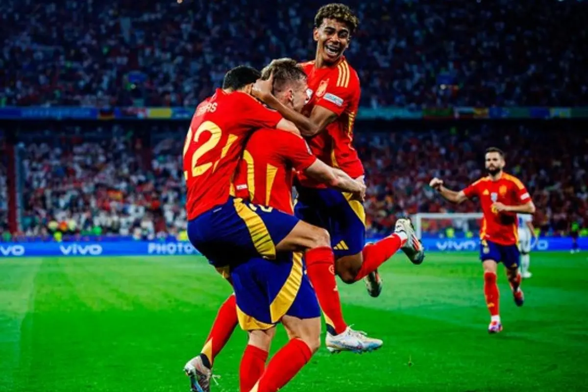 Jugadores de España celebrando anotación contra Francia Foto: X(Twitter) @SEFutbol