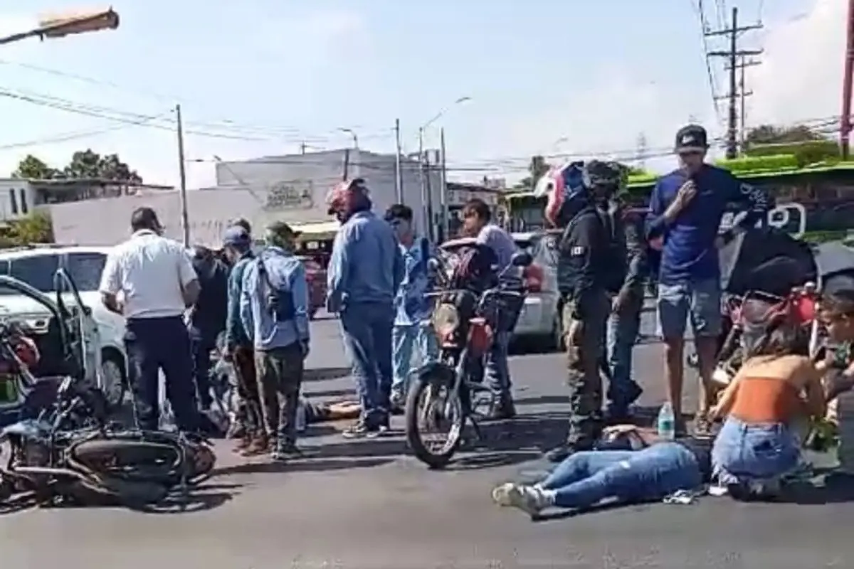 Un hombre sin vida sobre el pavimento, rodeado de otras personas. Foto: redes sociales