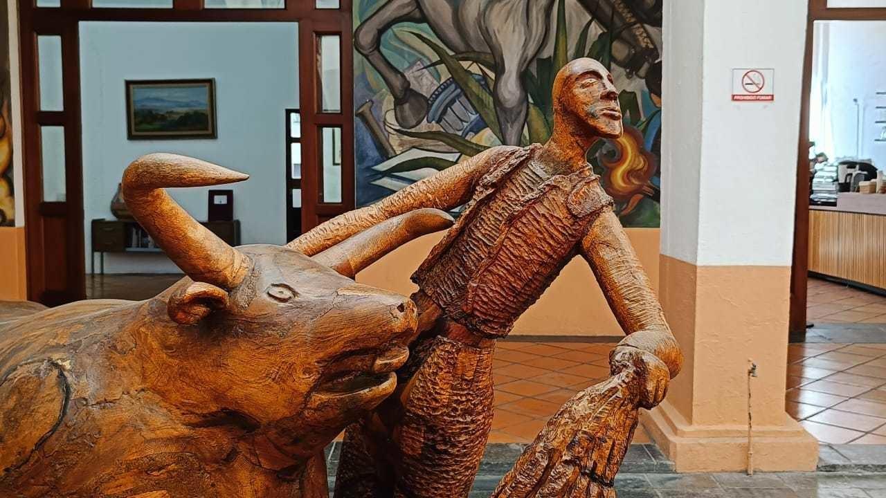 La escultura exhibida es La faena, una talla en madera de nogal en una sola pieza que muestra un torero en plena lidia. Imagen: GEM