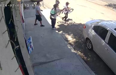 Les echa una manita a los policías, detiene a presunto delincuente (VIDEO)