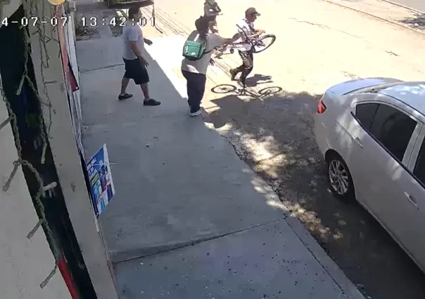 Les echa una manita a los policías, detiene a presunto delincuente (VIDEO)