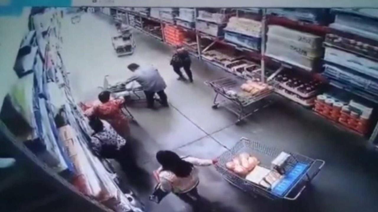 Los montachoques de supermercado actúan en grupo y se coordinan para robar a su víctima. Foto: Captura de pantalla