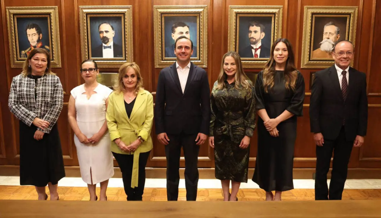 El gobernador Manolo Jiménez juntó a los nuevos funcionarios y funcionarias. (Fotografía: Gobierno de Coahuila)