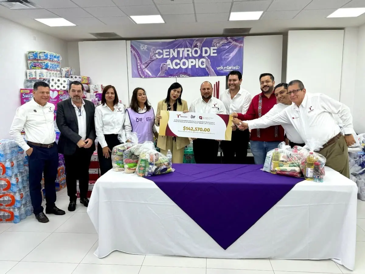 Héctor Joel Villegas González, entregó un donativo de $142,570 al Centro de Acopio del DIF Tamaulipas, destinado a apoyar a las familias afectadas por la tormenta tropical Alberto. Foto: Gobierno de Tamaulipas