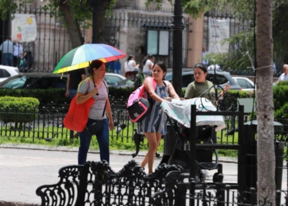 Personas paseando por una de las principales de Saltillo, Coahuila en plena ola de calor. Foto: El Heraldo de Saltillo.