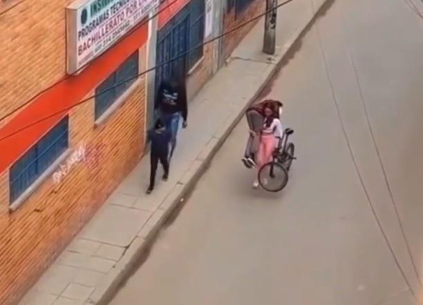 ¡Qué fuerza! Mujer encuentra a su novio ebrio y se lo lleva cargando