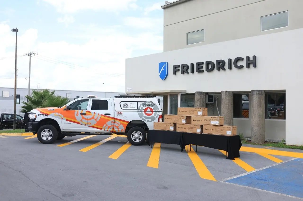 La empresa Friedrich, donando climas para los rescatistas de Protección Civil de Monterrey. Foto: Municipio de Monterrey.