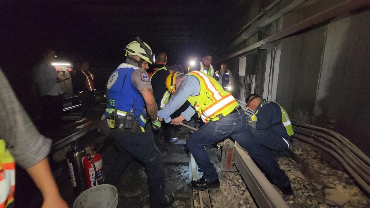 Corto circuito en Línea 2 del Metro, deja a miles de usuarios varados