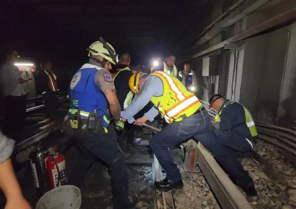 Corto circuito en Línea 2 del Metro, deja a miles de usuarios varados