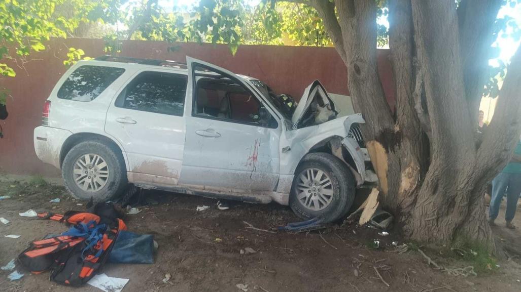 Niño de 13 años impacta camioneta contra un árbol; hay 5 lesionados