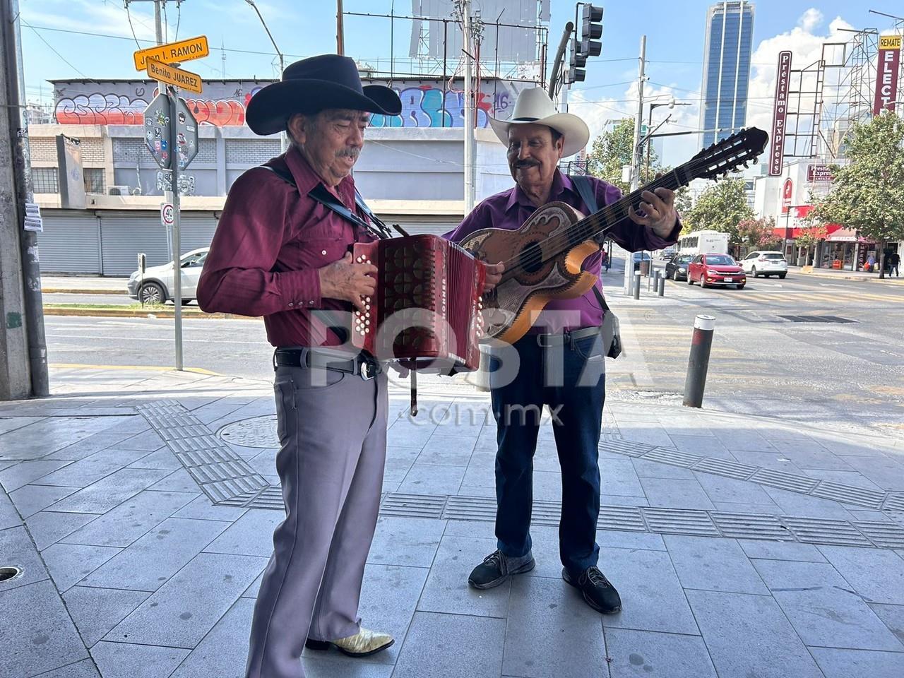 Onésimo Guerrero y Mario Escamilla, interpretes de música regional norestense en el centro de Monterrey. Foto: Rosy Sandoval