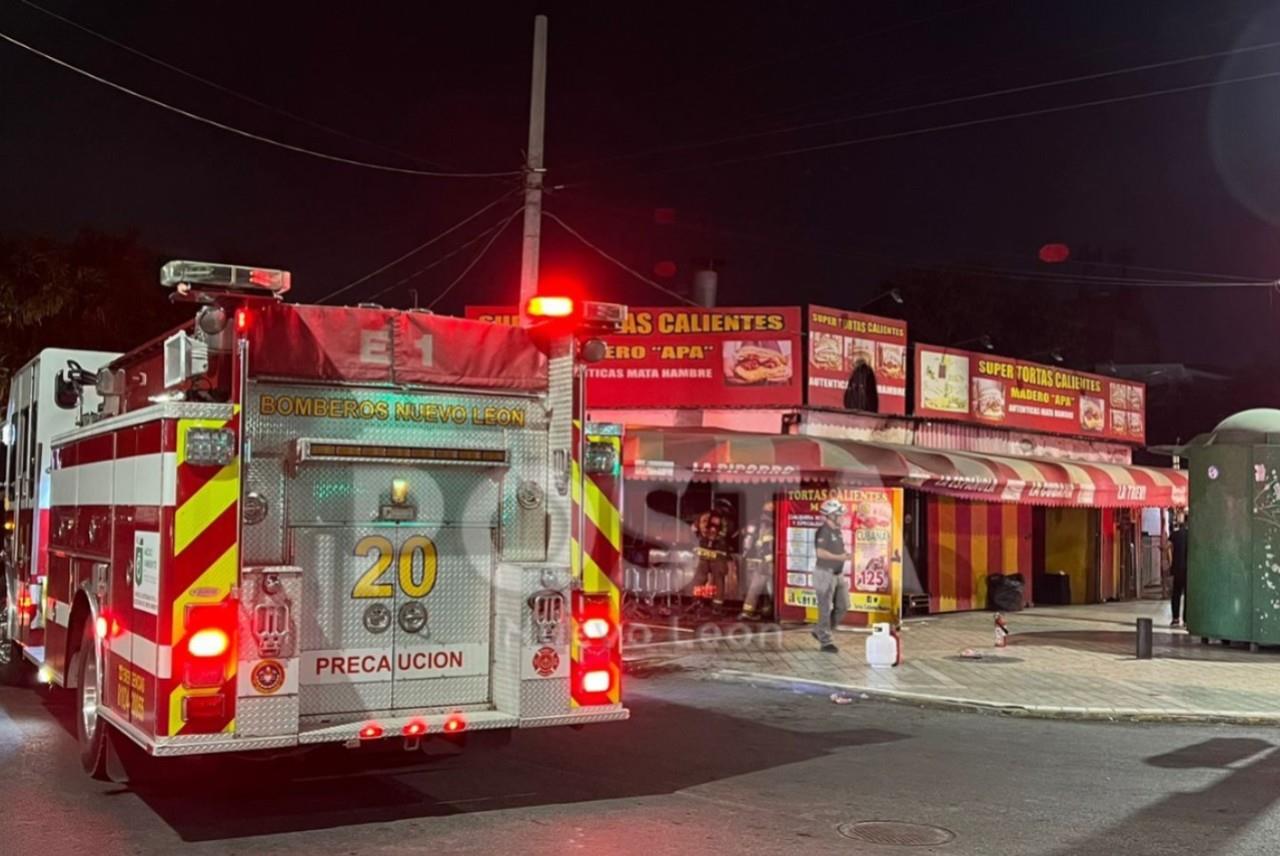 Bomberos de Nuevo León atendiendo el incendio ocurrido en un negocio de tortas en el centro de Monterrey. Foto: Raymundo Elizalde.