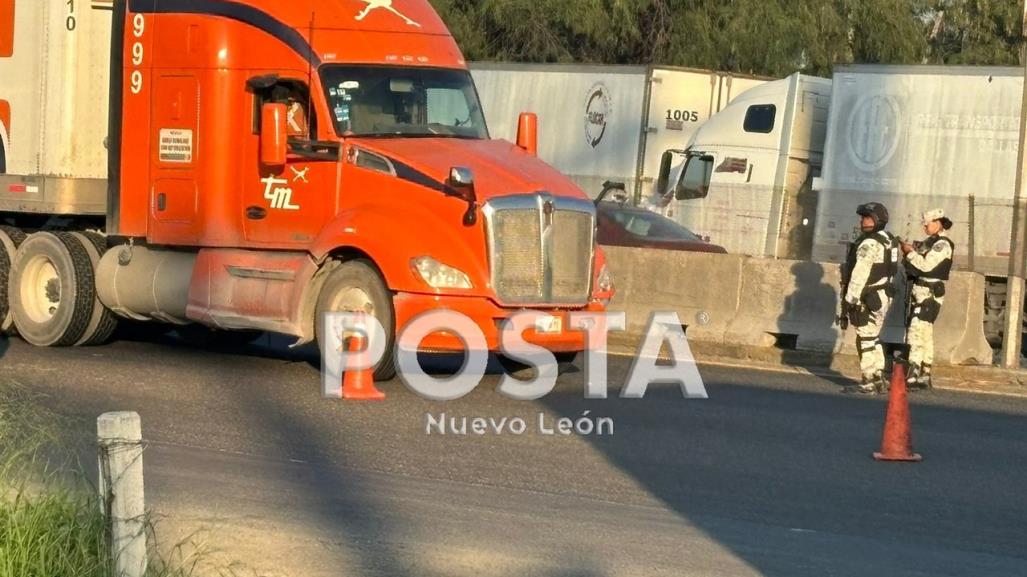 Volcadura de tráiler y hombre arrollado causa caos vial en Libramiento