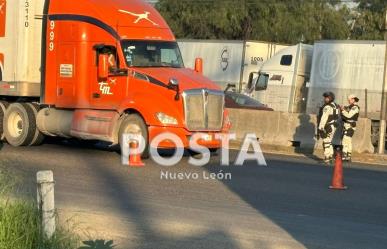 Volcadura de tráiler y hombre arrollado causa caos vial en Libramiento