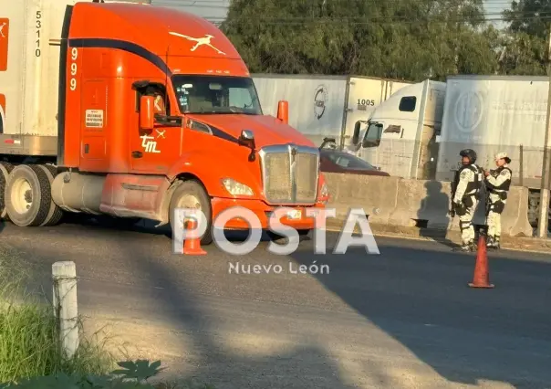 Volcadura de tráiler y hombre arrollado causa caos vial en Libramiento