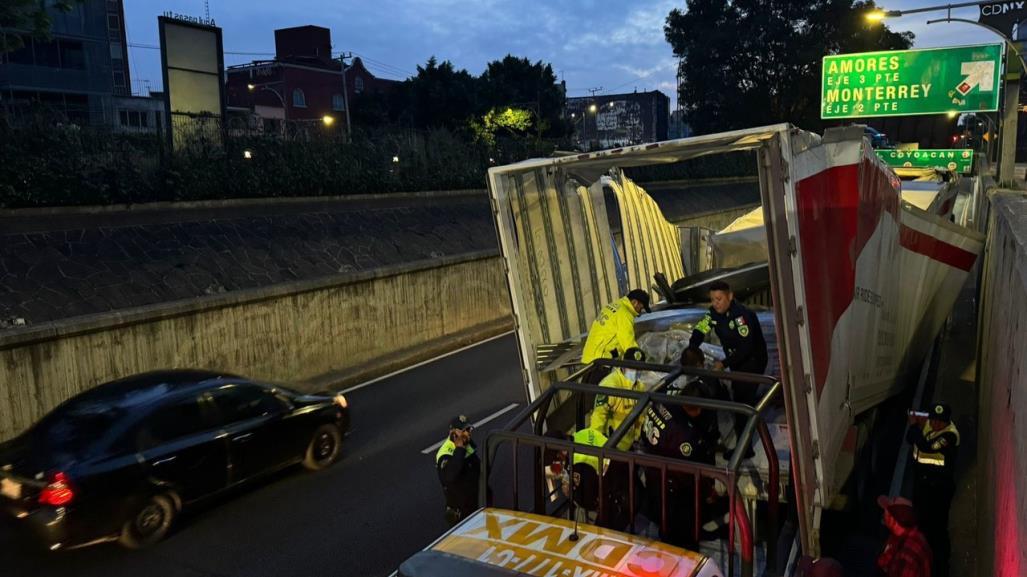 Trailer se atora en Viaducto y contenedor queda destrozado