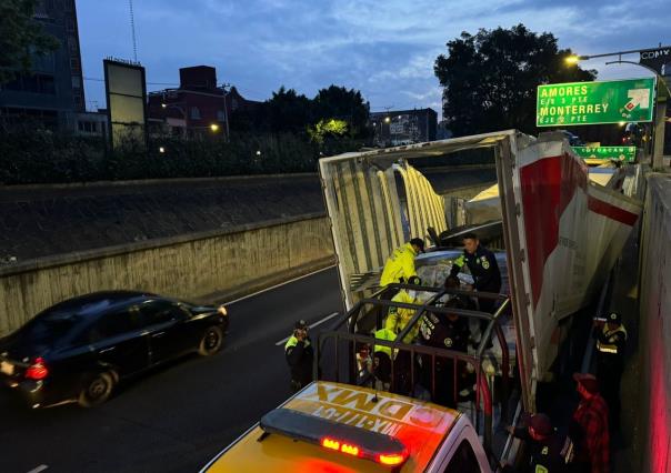 Trailer se atora en Viaducto y contenedor queda destrozado